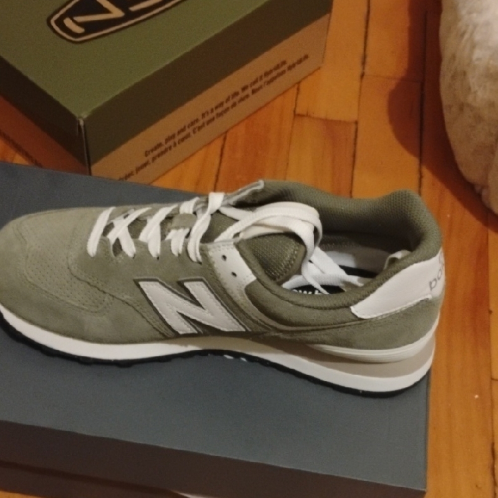 New Balance Green and White Sneakers Classic Style